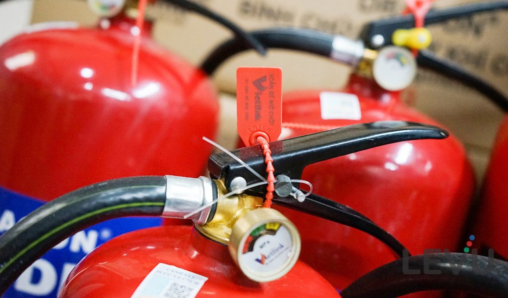Bình chữa cháy có tag niêm phong tại đầu van