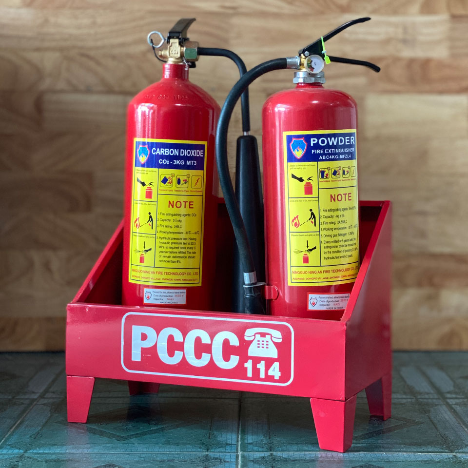 Bình chữa cháy được đặt trong hộp đựng tiêu chuẩn