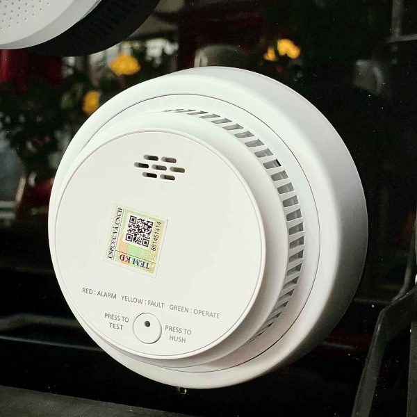 Chọn vị trí trên trần hoặc tường cao, cách nguồn sinh nhiệt thông thường ít nhất 1,5m