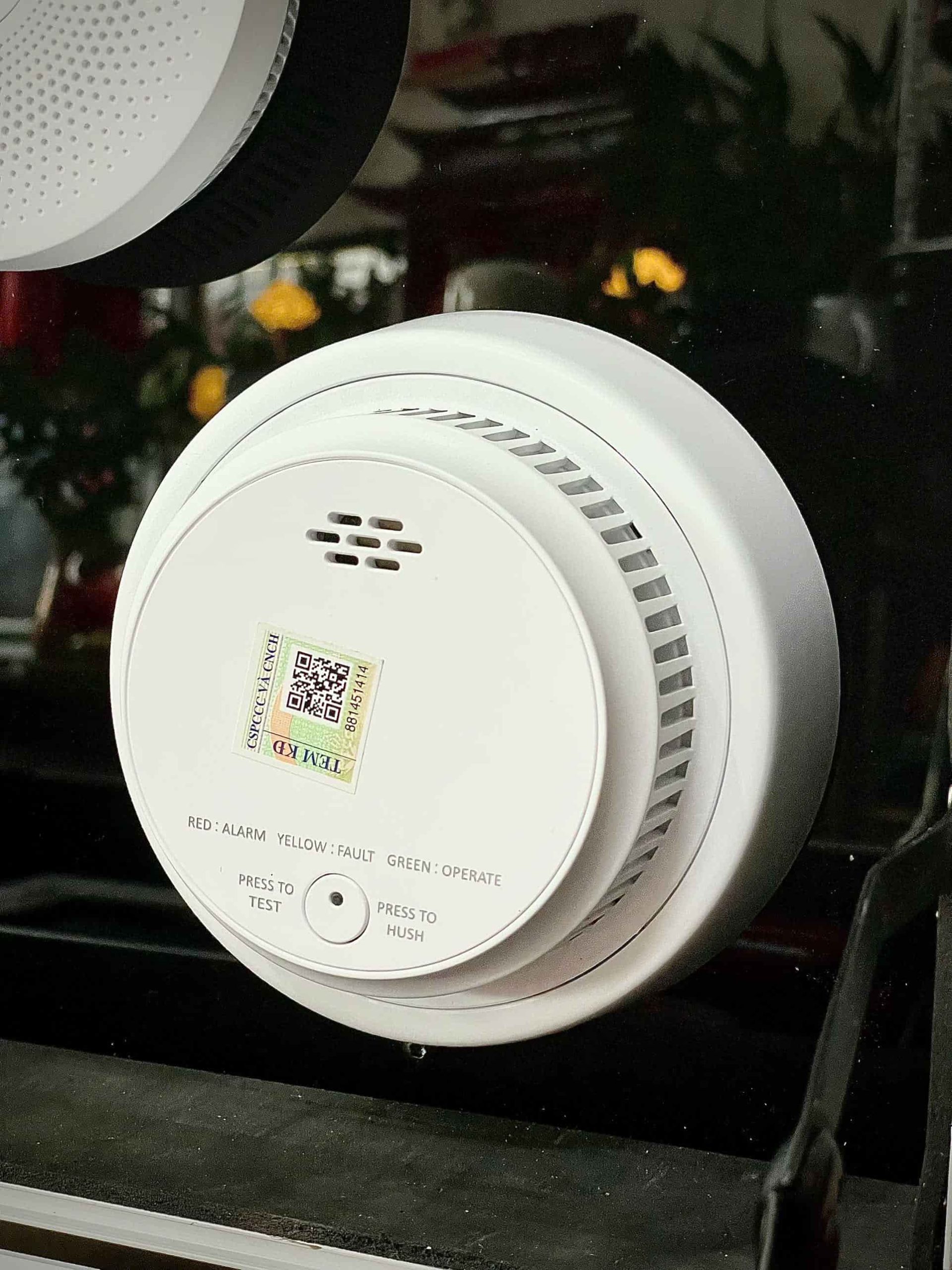 Chọn vị trí trên trần hoặc tường cao, cách nguồn sinh nhiệt thông thường ít nhất 1,5m