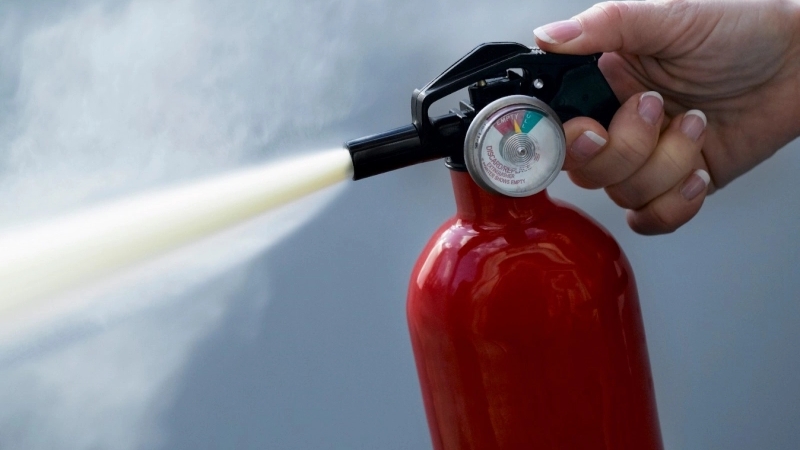 Với các vật liệu rắn, người dùng có thể phun trực tiếp bọt Foam vào ngọn lửa