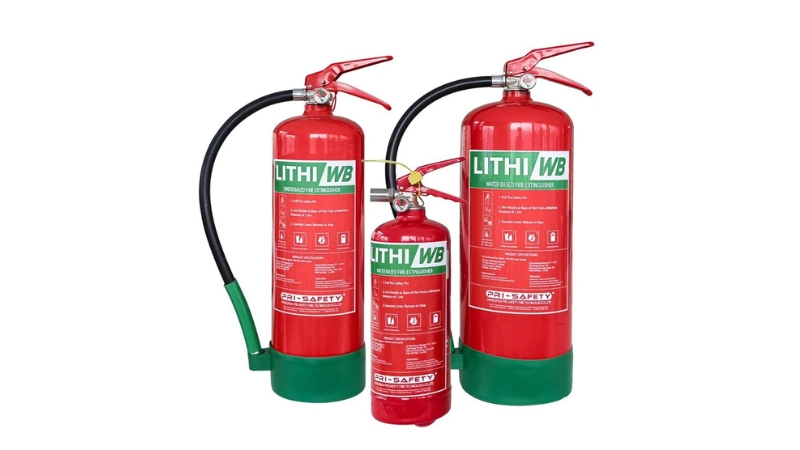 Trước khi dùng bình chữa cháy gốc nước 1L, rút chốt an toàn và giữ khoảng cách 1,5–2m so với đám cháy