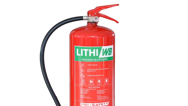 Kiểm tra hướng gió và giữ khoảng cách an toàn trước khi sử dụng bình chữa cháy