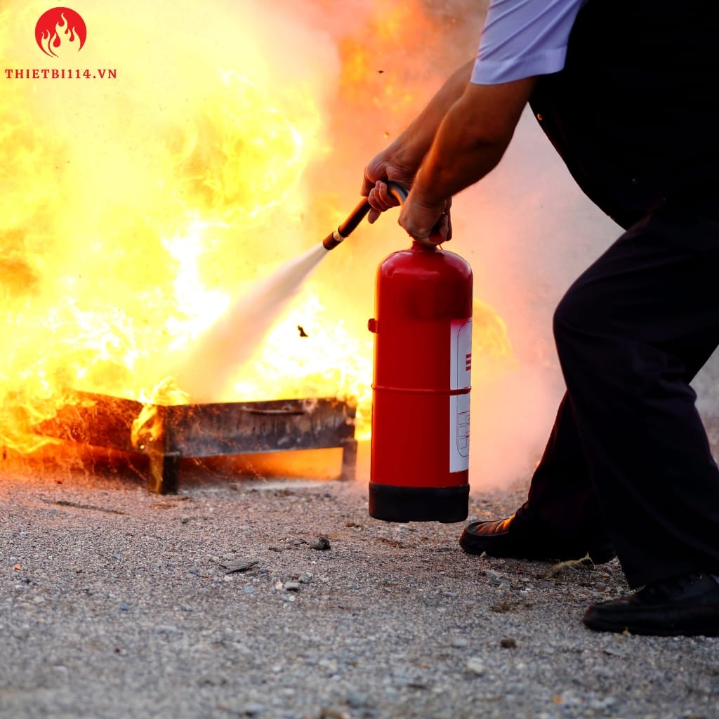 Nguyên lý hoạt động của bình CO2 là làm lạnh vùng cháy