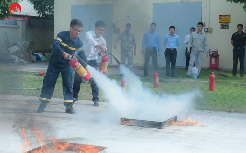 Không được cầm vào loa phun của bình chữa cháy khi xả khí