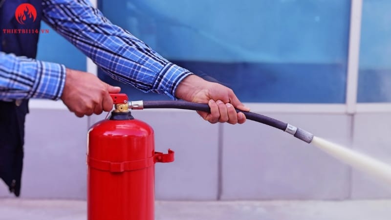 Giữ vòi phun ở góc nghiêng khoảng 45 độ so với mặt đất