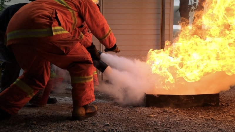 Giữ khoảng cách 2.5–3 mét để tránh bỏng lạnh từ khí CO₂ và đạt tầm phun hiệu quả nhất.