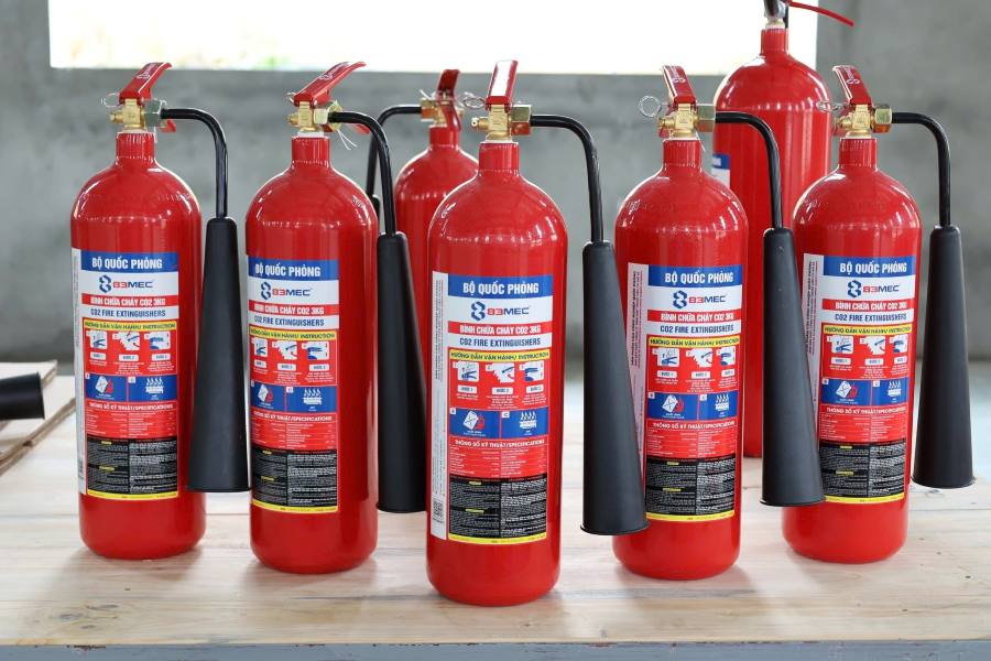 Hướng loa phun vào gốc lửa và bóp van để khí CO₂ dạng tuyết lạnh phun ra dập tắt đám cháy