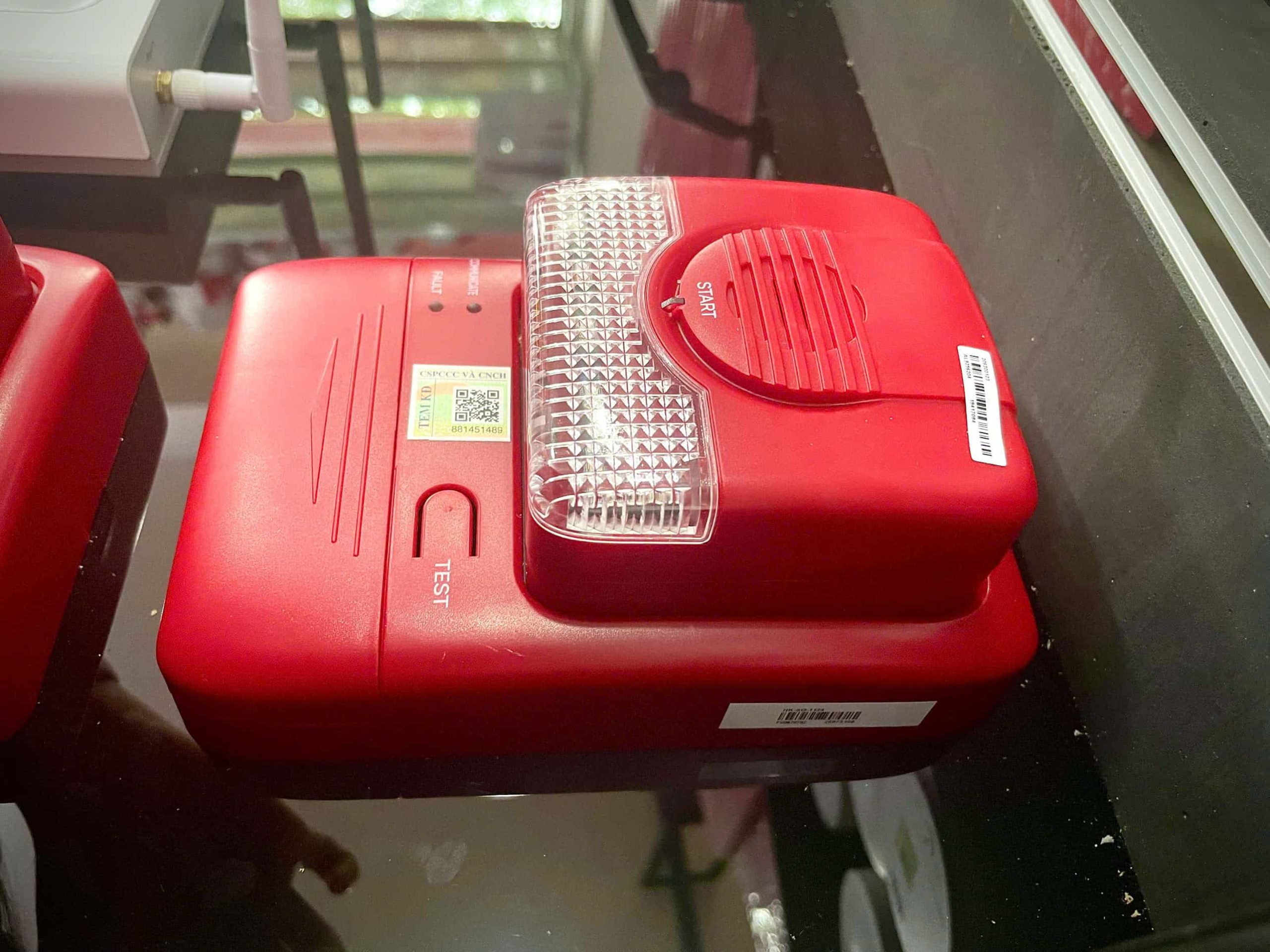 Còi đèn báo cháy không dây Hikvision HK-SG-1124 là giải pháp cảnh báo hiện đại,