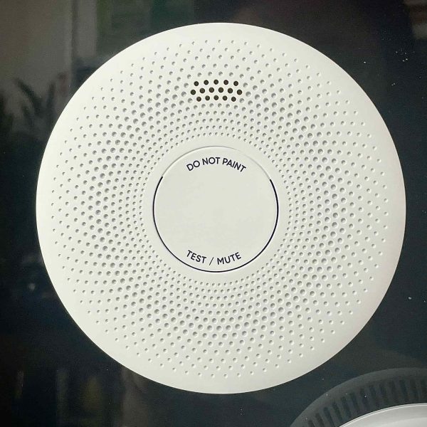 người dùng có thể nhấn nút chức năng hoặc sử dụng điều khiển TV có phím Mute để tắt tạm thời