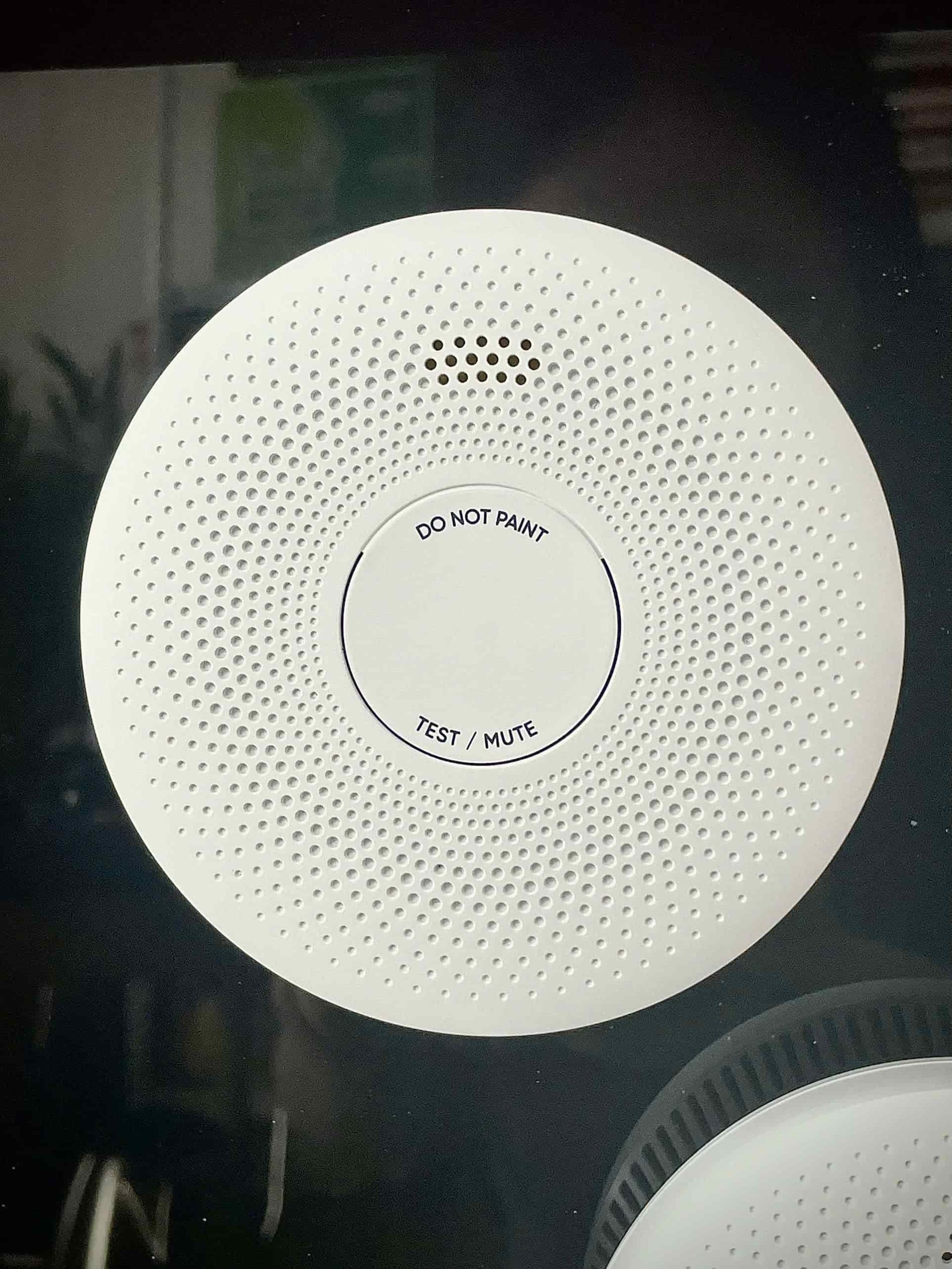 người dùng có thể nhấn nút chức năng hoặc sử dụng điều khiển TV có phím Mute để tắt tạm thời