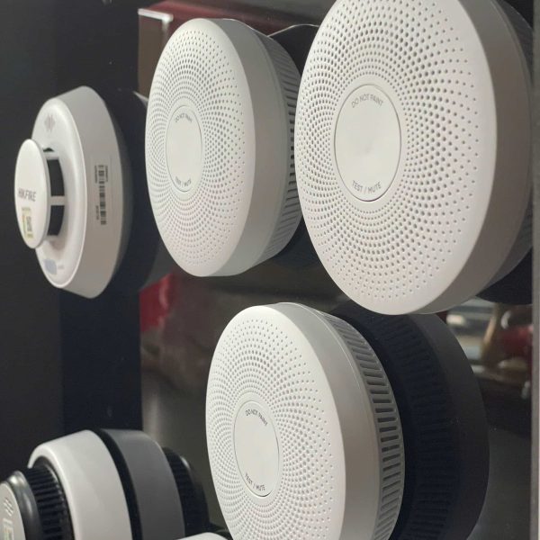 Vỏ ngoài sử dụng nhựa ABS kỹ thuật cao cấp với khả năng chống va đập