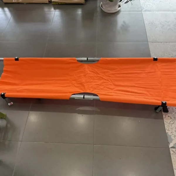 Cáng cứu thương inox màu cam trải phẳng, tay nắm hai đầu chắc chắn
