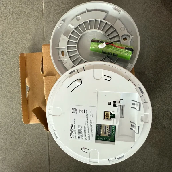 Mặt sau đầu báo khói 4G: khe SIM, pin lithium CR17505, tem thông số HF-S3-4G