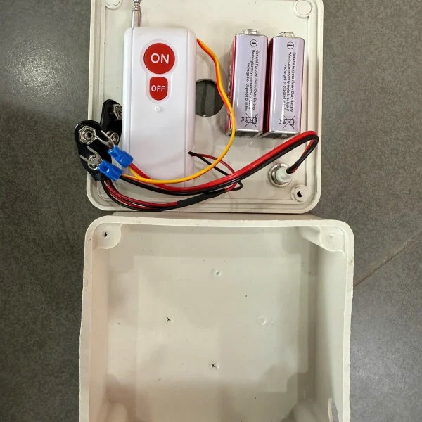 Bên trong đế báo cháy liên kết: bộ thu remote ON/OFF và 2 pin 9V