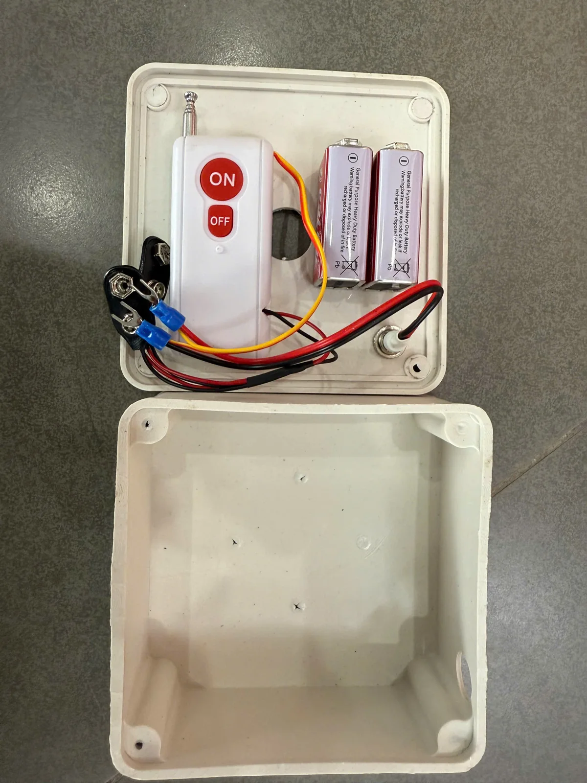 Bên trong đế báo cháy liên kết: bộ thu remote ON/OFF và 2 pin 9V Bên trong đế báo cháy liên kết: bộ thu remote ON/OFF và 2 pin 9V