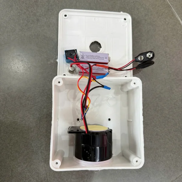 Bên trong đế đầu báo độc lập: còi báo và 2 pin 9V