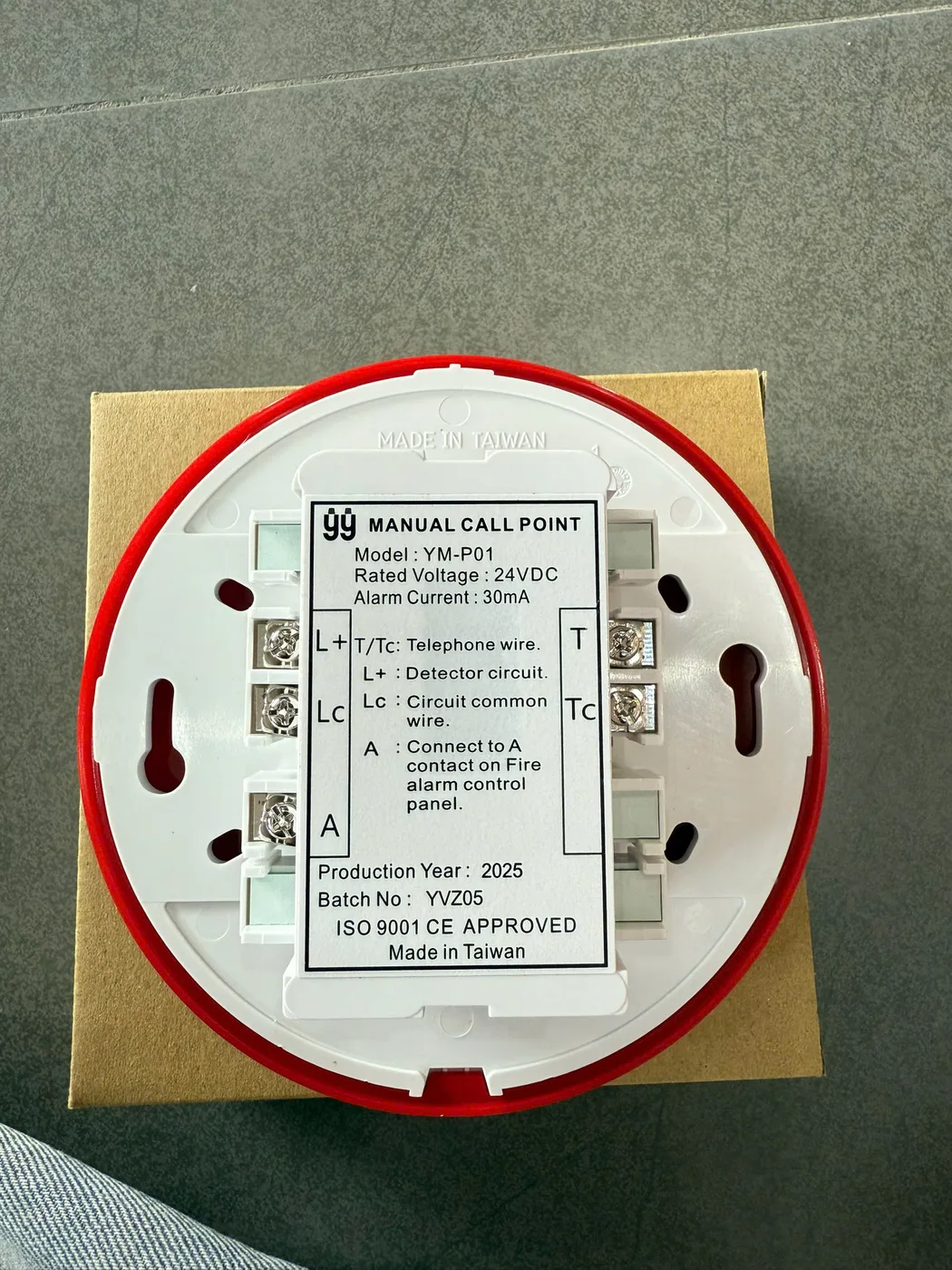nut-an-khan-yunyang-ym-p01-gallery-2 Mặt sau nút ấn YM-P01: nhãn thông số 24VDC 30mA, chân đấu L+/Lc/A/T/Tc