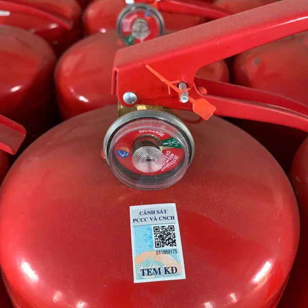 Đồng hồ áp kế và tem kiểm định PCCC có mã QR trên bình chữa cháy Defire