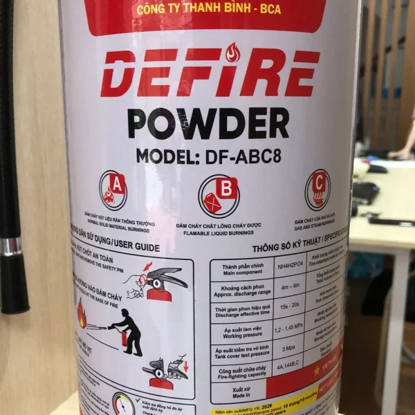 Nhãn bình chữa cháy Defire DF-ABC8 in bảng thông số: phun 15-20 giây, tầm 4-6m, áp thử vỏ 3 MPa