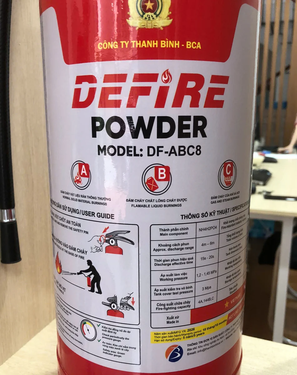 Nhãn thông số Defire DF-ABC8 Nhãn bình chữa cháy Defire DF-ABC8 in bảng thông số: phun 15-20 giây, tầm 4-6m, áp thử vỏ 3 MPa