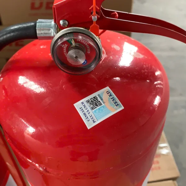 Tem kiểm định PCCC có mã QR và đồng hồ áp kế trên bình chữa cháy Defire