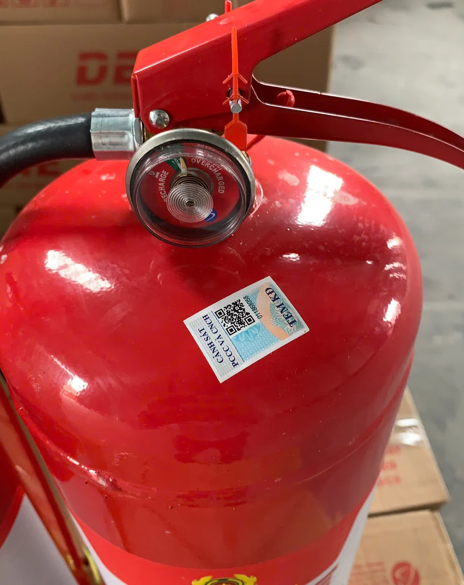 Tem kiểm định PCCC Defire Tem kiểm định PCCC có mã QR và đồng hồ áp kế trên bình chữa cháy Defire