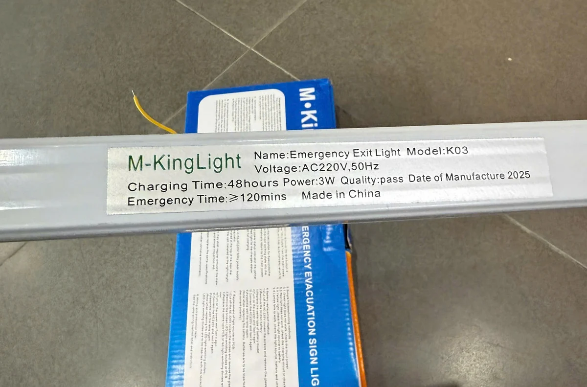 Nhãn thông số Kinglight K03 Nhãn đèn exit Kinglight K03: AC220V 50Hz, sạc 48 giờ, công suất 3W, sáng dự phòng ≥120 phút