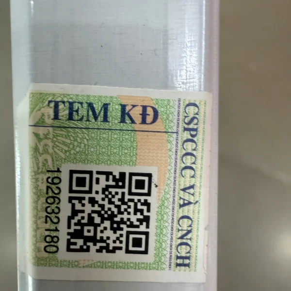 Tem kiểm định PCCC có mã QR dán trên đèn exit Kinglight K03