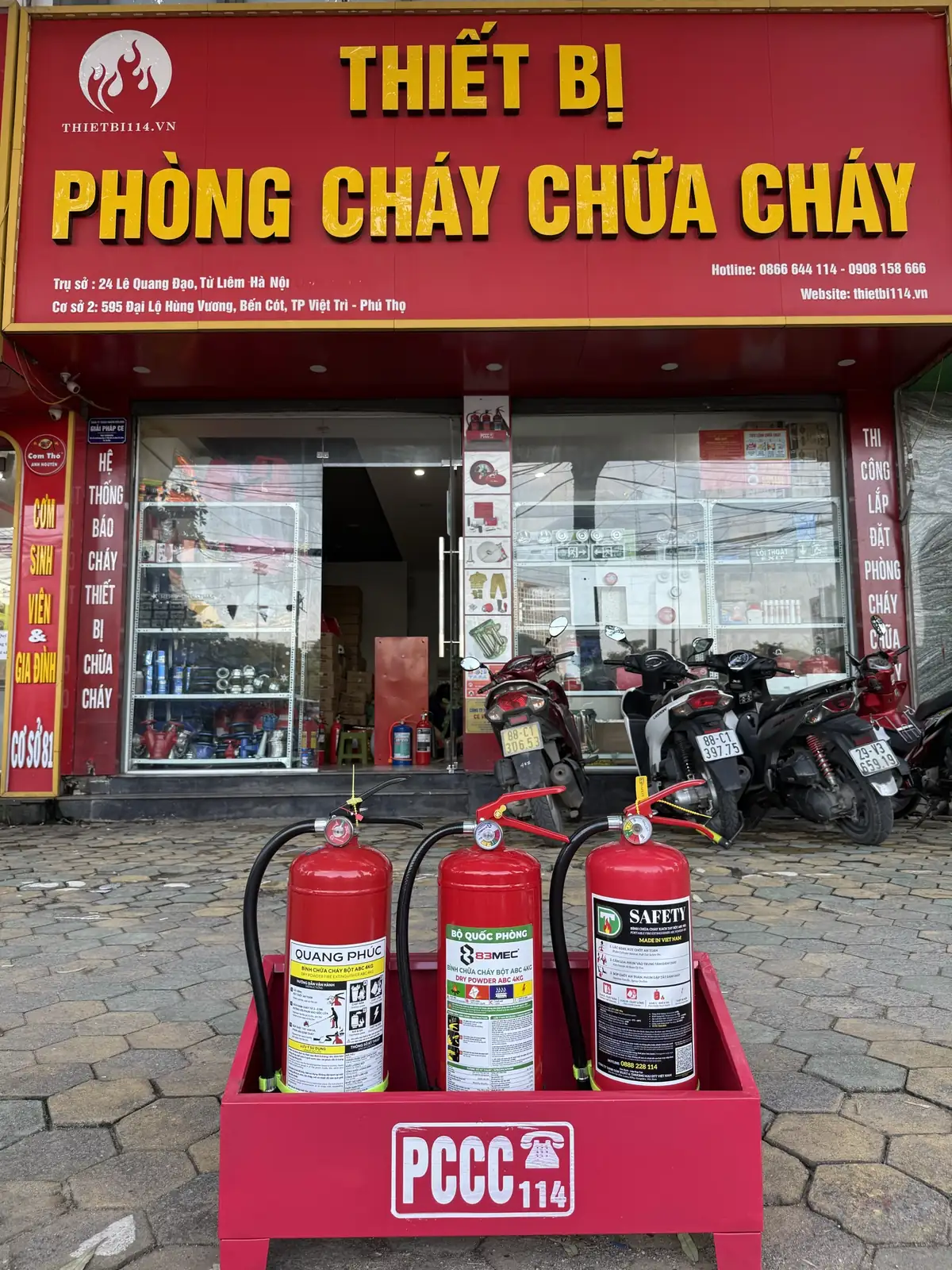 Ba bình chữa cháy bột ABC 4kg Quang Phúc, 83MEC và Safety trên kệ trước cửa hàng Thietbi114