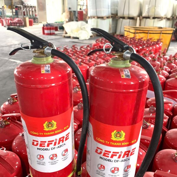 Bình chữa cháy bột ABC 4kg Defire DF-ABC4 tại kho, có vòi phun và đai phản quang