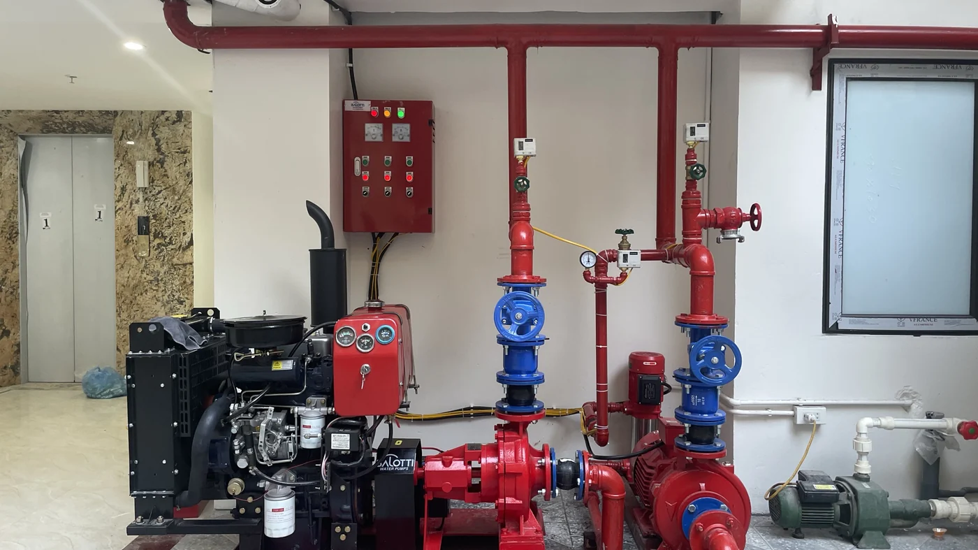 Cụm ba máy bơm chữa cháy Balotti gồm bơm diesel, bơm điện và bơm bù áp trong phòng bơm