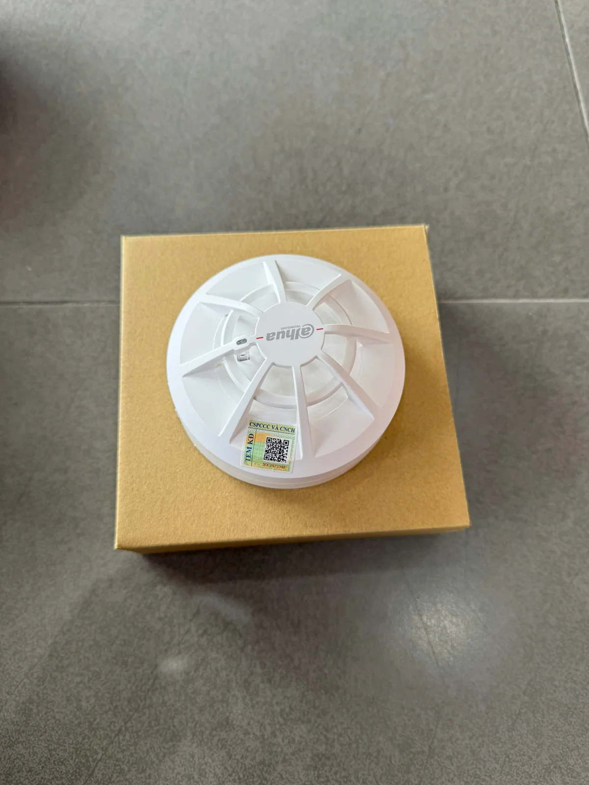Đầu báo nhiệt Dahua DHI-HY-C132 nhìn từ trên Đầu báo nhiệt Dahua DHI-HY-C132 nhìn từ trên