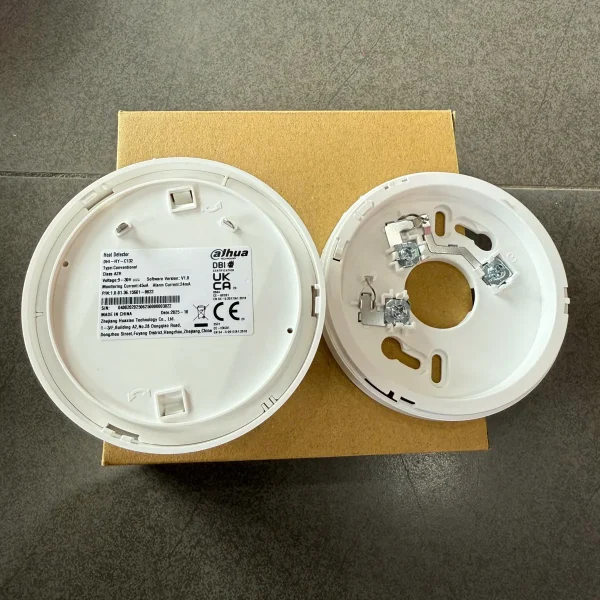 Nhãn thông số và đế đấu nối đầu báo nhiệt Dahua DHI-HY-C132