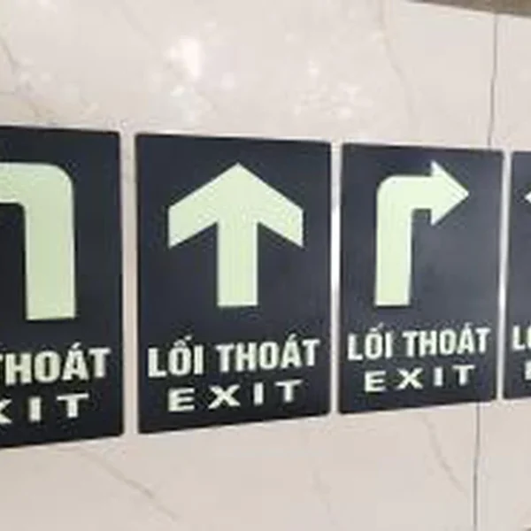 Biển Exit dạ quang nền đen 14.5x29cm – ảnh thực tế sản phẩm