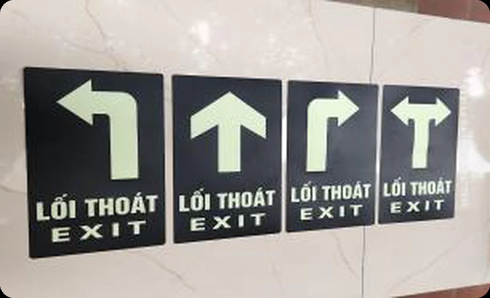 Biển Exit dạ quang nền đen 17x29cm (chỉ thẳng/trái/phải) Biển Exit dạ quang nền đen 17x29cm – ảnh thực tế sản phẩm