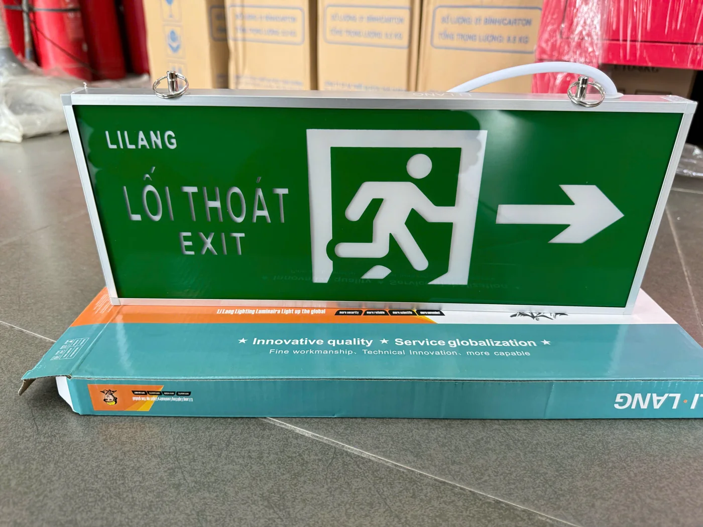 Đèn Exit Lilang 2 mặt chỉ 1 hướng + có tem kiểm định Đèn exit Lilang khung nhôm mặt LỐI THOÁT EXIT chỉ hướng phải – ảnh thực tế tại Thietbi114