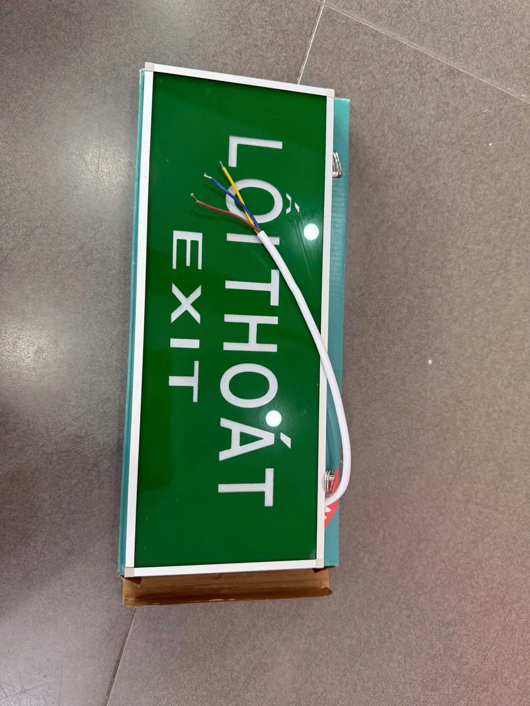 Đèn Exit Lilang 2 mặt không hướng + Tem kiểm định Mặt đèn exit Lilang LỐI THOÁT EXIT không hướng và dây nguồn 3 lõi – ảnh thực tế