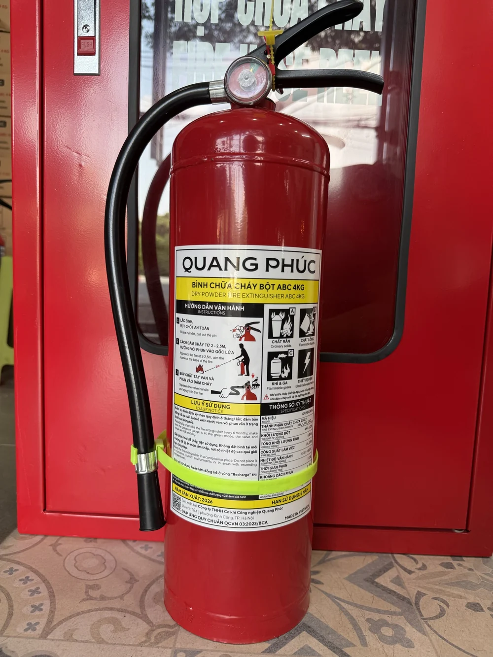 Nhãn bình chữa cháy bột ABC 4kg ghi model, khối lượng nạp, công suất dập cháy và năm sản xuất