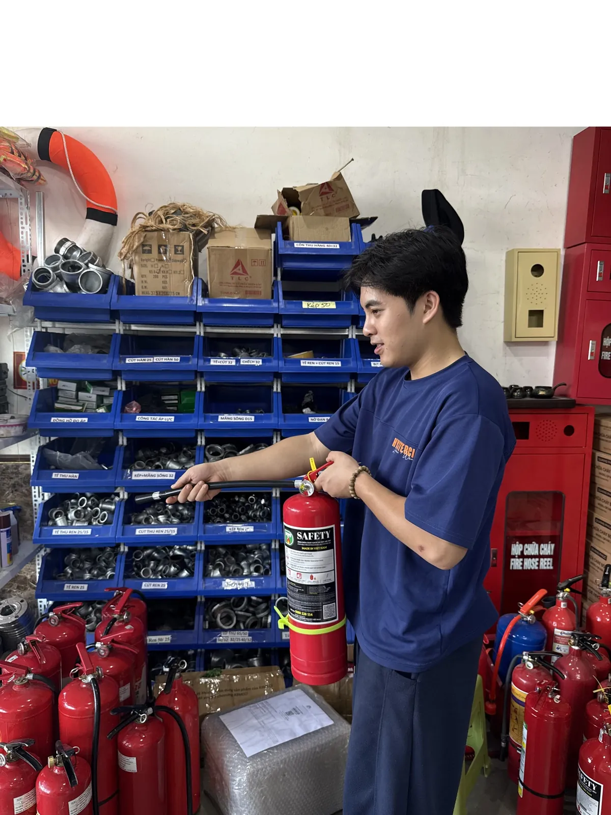 Nhân viên kỹ thuật Thietbi114 hướng dẫn cách cầm và sử dụng bình chữa cháy bột tại kho