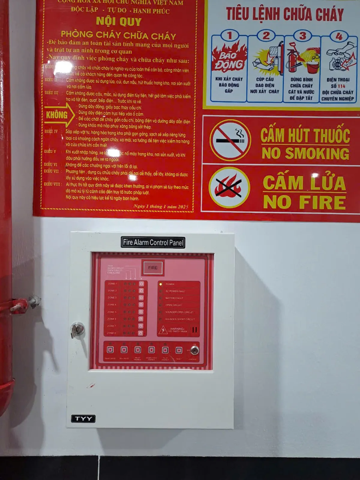 Bảng nội quy phòng cháy chữa cháy và tiêu lệnh chữa cháy niêm yết cạnh tủ báo cháy trung tâm