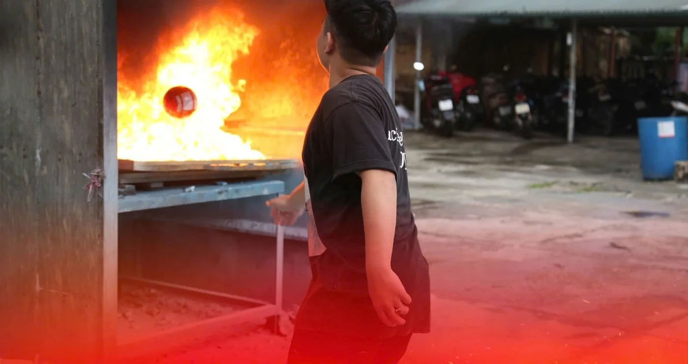Quả cầu chữa cháy tự động Z113 1,3kg - BQP có kiểm định/lưu thông Người dùng ném quả cầu chữa cháy Z113 vào đám cháy thử nghiệm