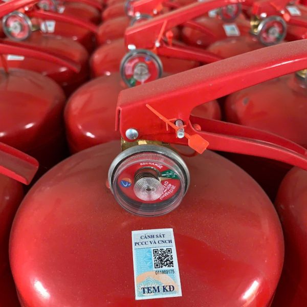 Tem kiểm định Cảnh sát PCCC và CNCH có mã QR dán trên bình chữa cháy Defire