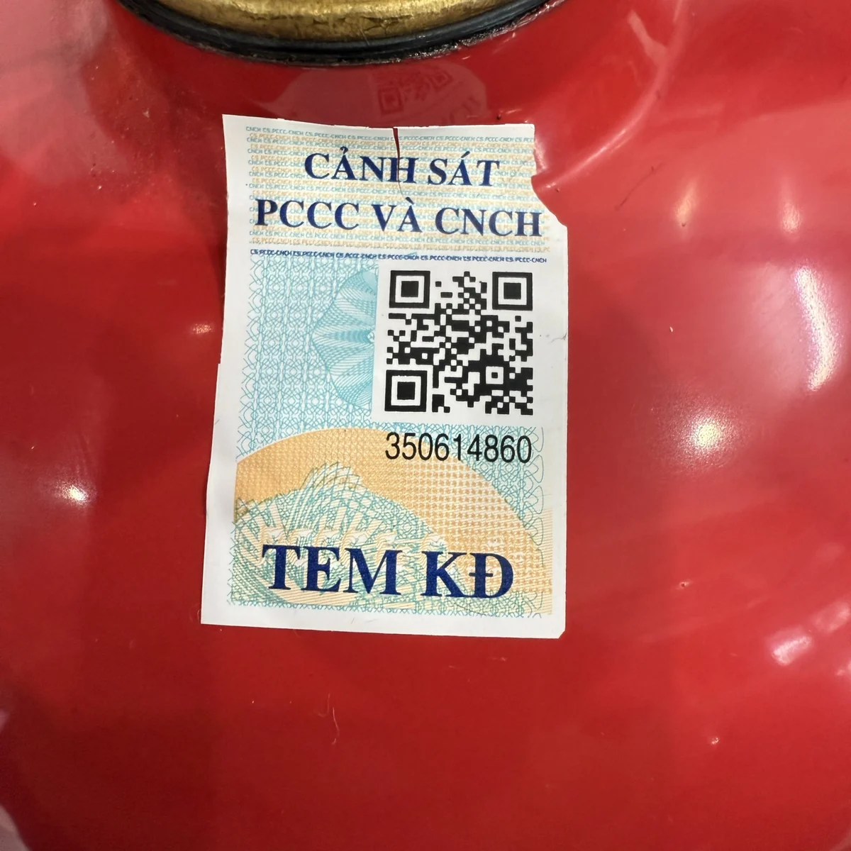 Tem kiểm định Cảnh sát PCCC và CNCH có mã QR và số tem trên bình chữa cháy