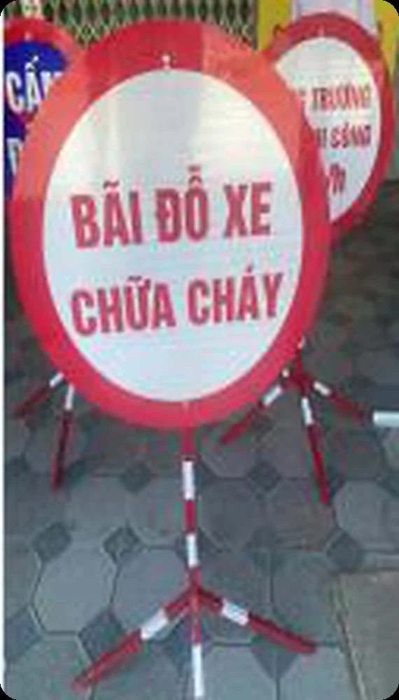 Biển tròn D55cm có chân, không phản quang (cấm đỗ xe/bãi đỗ xe chữa cháy/công trường) Biển tròn D55cm có chân, không phản quang – ảnh thực tế sản phẩm