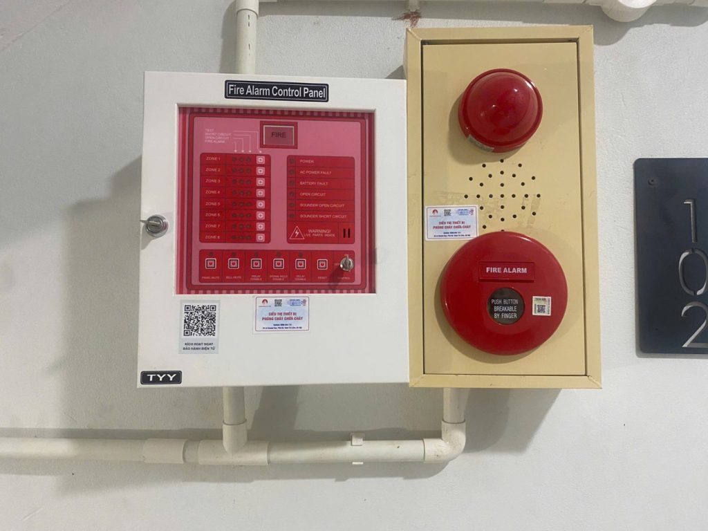 Tủ trung tâm báo cháy 8 kênh, chuông báo cháy và nút ấn báo cháy lắp cạnh cửa phòng 102