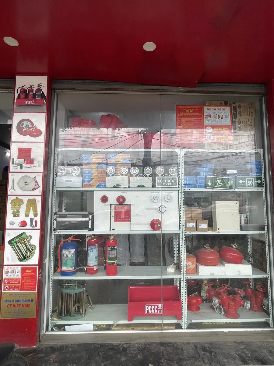Tủ trưng bày bình chữa cháy, đầu báo, chuông báo cháy tại cửa hàng Lê Quang Đạo