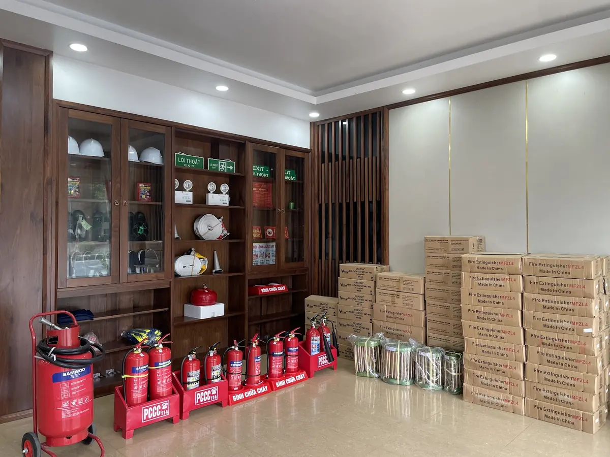 Bên trong cửa hàng PCCC Thietbi114 Phú Thọ: bình chữa cháy và thùng hàng có sẵn