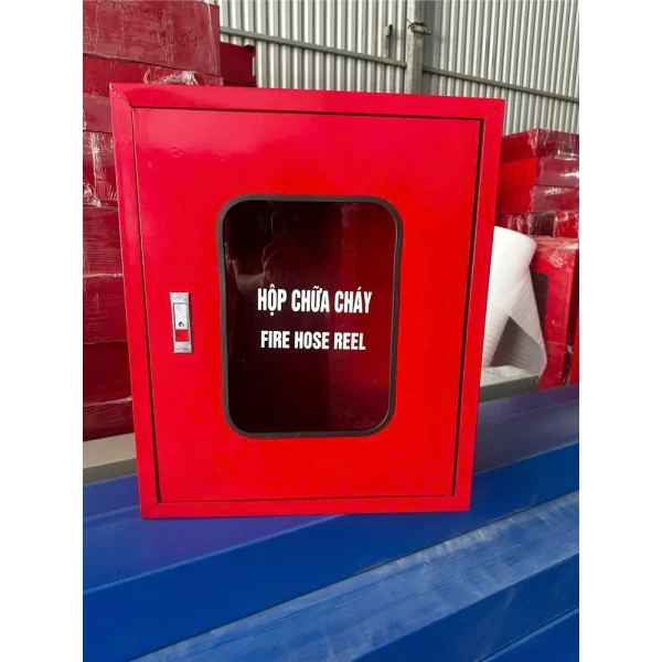 Hộp chữa cháy 1 ngăn sơn đỏ nhìn thẳng, ô kính dán chữ Hộp chữa cháy Fire hose reel, khoá tay gạt bên trái