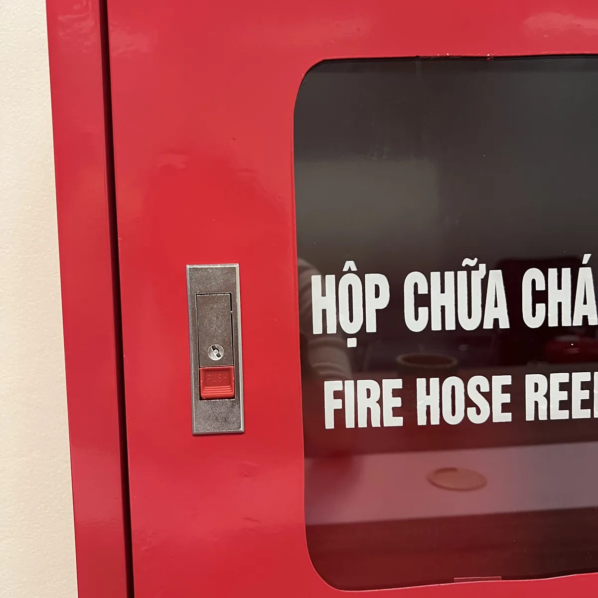 hop-chua-chay-1-ngan-thietbi114-khoa-cua-kinh Cận cảnh khóa tay gạt và ô kính của hộp chữa cháy 1 ngăn